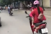 Video: Nữ tài xế vừa bế con vừa phóng xe máy vẫn thoải mái gác chân