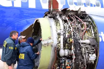 Chi tiết rợn người vụ khách bị hút ra cửa sổ máy bay Mỹ