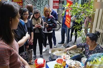 Video: Xếp hàng 30 phút chỉ để ăn một bát bún ngan tại Hà Nội