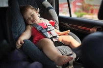 Bỏ quên con nhỏ trên xe ô tô đến chết ở Mỹ, bị xử như thế nào?