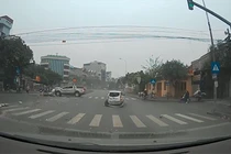 Video: Kinh hoàng xe “điên” húc bay ô tô dừng đèn đỏ ở Hải Dương