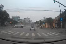 Video: Kinh hoàng xe “điên” húc bay ô tô dừng đèn đỏ ở Hải Dương