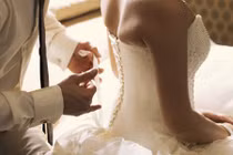 Trong đêm tân hôn, chồng tra tấn vì vợ không có dấu hiệu "trinh tiết"