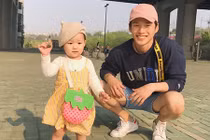 Dở khóc dở cười dẫn em kém 2 giáp đi chơi gặp "người ấy"