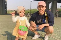 Dở khóc dở cười dẫn em kém 2 giáp đi chơi gặp "người ấy"