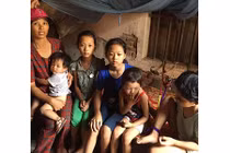 Bé gái bị mẹ buộc tay chân, suốt ngày la hét, đập đầu vào tường