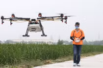 Video: "Phi công" lái drone: Nghề cực 'hot' ở nông thôn Trung Quốc