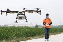 Video: "Phi công" lái drone: Nghề cực 'hot' ở nông thôn Trung Quốc
