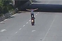 Video: Cái kết đắng của thanh niên tạo thế "bay lượn" trên mô tô