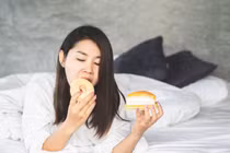 4 việc làm trước khi ngủ phá hủy gan cực nhanh