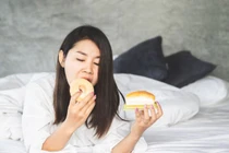 4 việc làm trước khi ngủ phá hủy gan cực nhanh