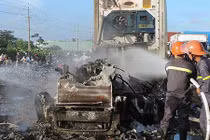 Video: Xe đầu kéo cháy ngùn ngụt trên QL1A