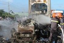 Video: Xe đầu kéo cháy ngùn ngụt trên QL1A