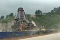 Gió thổi mạnh kéo đổ sập tòa tháp 23 tầng trong vài giây