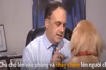 Video: Chó cưng nhảy chồm lên MC khi đang ghi hình trực tiếp