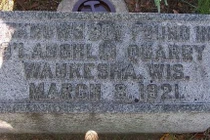 Hài cốt bé trai trôi nổi trong ao và bí mật về “Tiểu lãnh chúa Fauntleroy“