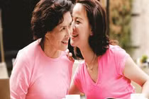 Chồng vừa mất, bố mẹ chồng dúi cho con dâu bọc tiền 