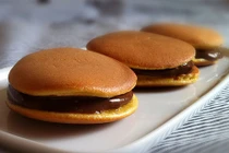 Video: Cách làm bánh bông lan kẹp kem kiểu Doraemon ngộ nghĩnh