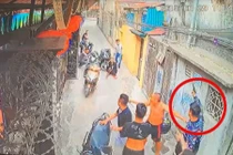 Nhóm côn đồ vào tận nhà nổ súng bắn 1 phụ nữ trọng thương