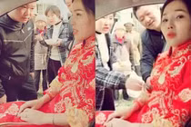 Ngã ngửa lý do cô dâu nhất quyết không chịu xuống xe hoa