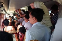 Xe khách nhét gần trăm người dịp lễ 30/4