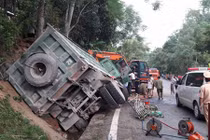 Video: Cưa cabin cứu tài xế xe “Hổ vồ” mắc kẹt sau tai nạn