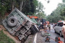 Video: Cưa cabin cứu tài xế xe “Hổ vồ” mắc kẹt sau tai nạn