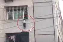 Video: Kẹt đầu vào “chuồng cọp” chung cư, bé trai bị treo lơ lửng giữa trời