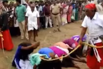 Video: Trăm phụ nữ quỳ rạp chịu đòn đau thấu xương của pháp sư