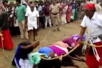 Video: Trăm phụ nữ quỳ rạp chịu đòn đau thấu xương của pháp sư