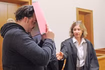 Tội ác kinh hoàng của y tá giết 100 bệnh nhân