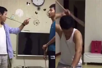 Để dạy con, ông bố quỳ xuống tự cầm roi đánh vào lưng mình