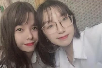 Hai ‘cô nàng’ khoe nhan sắc xinh như hot girl trong một bức ảnh