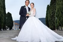 Tiểu thư 9X diện váy đính 500.000 viên pha lê trong đám cưới