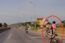 Video: Đứng tim cảnh bố để con gái đứng lên yên xe máy đi tốc độ cao