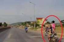 Video: Đứng tim cảnh bố để con gái đứng lên yên xe máy đi tốc độ cao