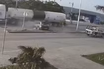 Video: Xe con bị xe cảnh sát húc văng rồi bị xe bồn đâm nát vụn