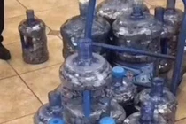 10 năm bán hàng rong, người đàn ông vác 20 bình tiền xu đi mua nhà