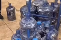 10 năm bán hàng rong, người đàn ông vác 20 bình tiền xu đi mua nhà