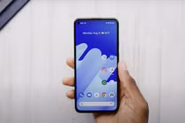 Thích điện thoại nhỏ gọn, nên mua Google Pixel 5a hay iPhone SE?