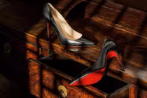 Video: Giày cao gót Christian Louboutin có giá trên trời, do đâu?
