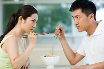 Chồng dọa "trả về nơi sản xuất", mẹ chồng lên tiếng khiến tôi "ngớ người"