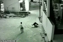 Video: Bé trai rơi từ tầng 3 trúng người bạn và diễn biến không tưởng