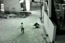 Video: Bé trai rơi từ tầng 3 trúng người bạn và diễn biến không tưởng