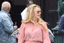 Britney Spears U40 lộ vẻ già nua kém sắc khi đi dạo phố