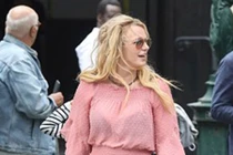 Britney Spears U40 lộ vẻ già nua kém sắc khi đi dạo phố