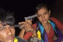 Bàng hoàng bi kịch sau bức ảnh cặp đôi selfie với súng