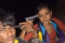 Bàng hoàng bi kịch sau bức ảnh cặp đôi selfie với súng