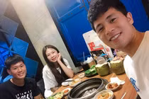 Bạn gái Lâm Tây và loạt WAGs Việt thân thiết với gia đình người yêu