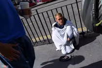 Video: Kiếm hàng trăm bảng mỗi đêm, nghề ăn xin nở rộ ở Anh